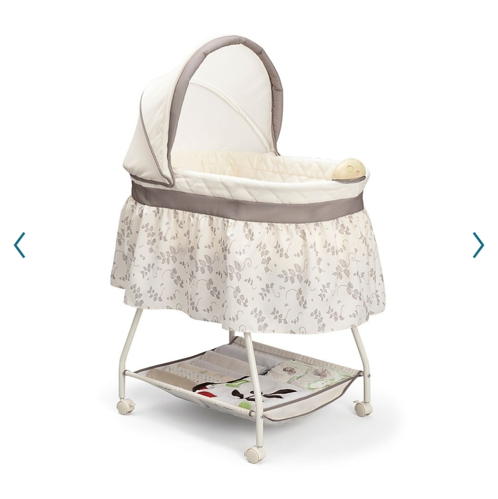 Delta Children Deluxe Sweet Beginnings Bassinet. Used